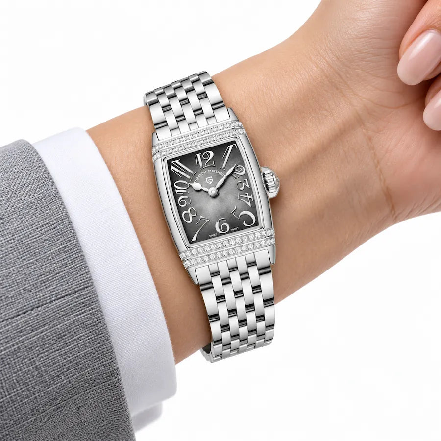 Montre Minoran PD-1737 argentée à cadran gris au poignet avec un blazer