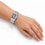 Montre Minoran PD-1737 argentée à cadran gris portée au poignet