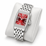 Montre Minoran PD-1737 argentée à cadran rouge posée sur un coussin blanc