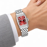 Montre Minoran PD-1737 argentée à cadran rouge au poignet avec un blazer
