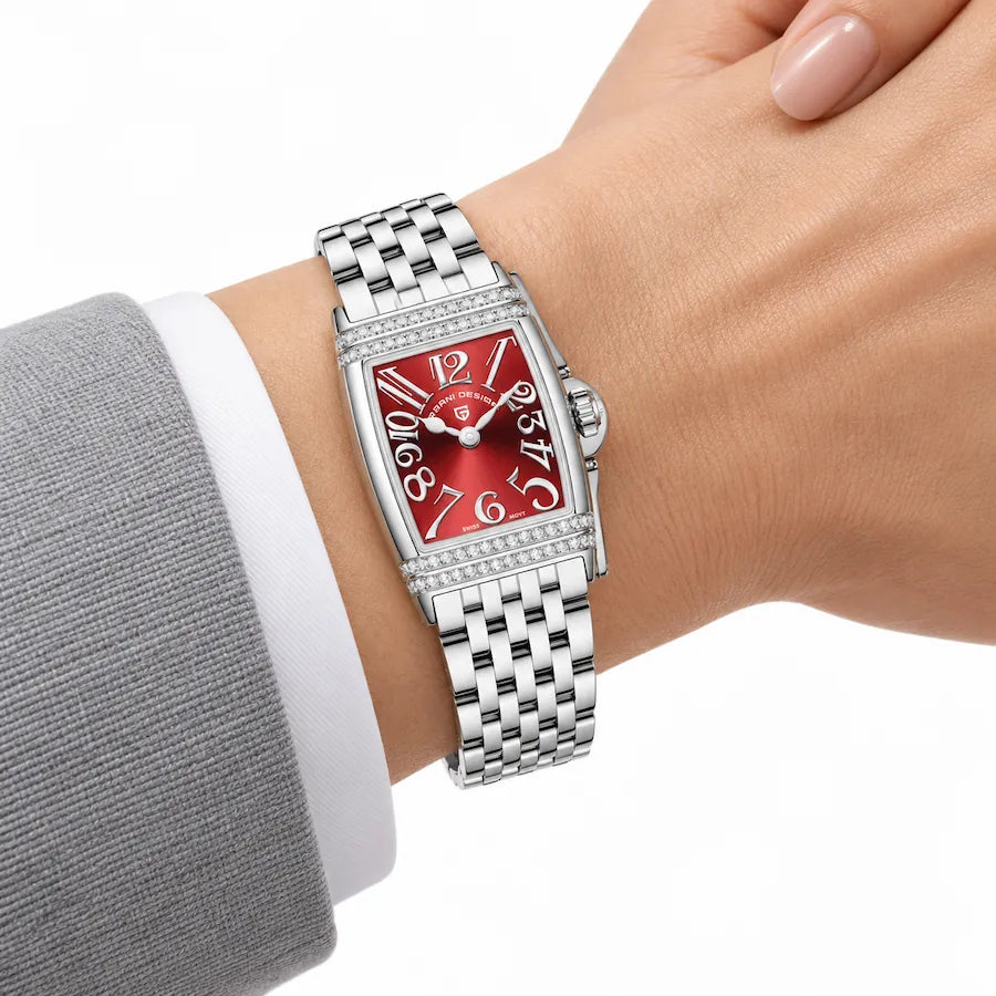 Montre Minoran PD-1737 argentée à cadran rouge au poignet avec un blazer