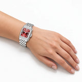 Montre Minoran PD-1737 argentée à cadran rouge portée au poignet