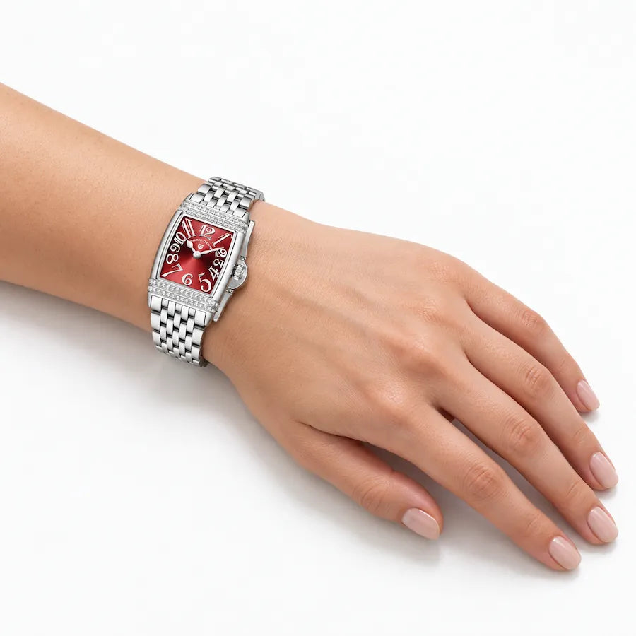 Montre Minoran PD-1737 argentée à cadran rouge portée au poignet