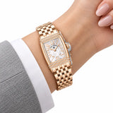 Montre Minoran PD-1737 dorée à cadran blanc au poignet avec un blazer