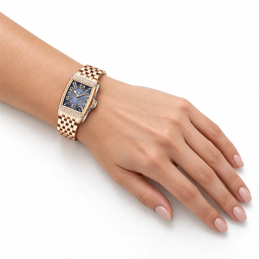 Montre Minoran PD-1737 dorée à cadran gris portée au poignet