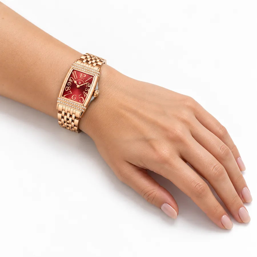 Montre Minoran PD-1737 dorée à cadran rouge portée au poignet