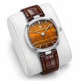 Montre Minoran PD-1825 marron en cuir posée sur un coussin blanc