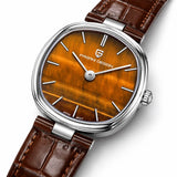 Gros plan sur le cadran de la montre Minoran PD-1825 marron en cuir