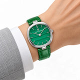 Montre Minoran PD-1825 verte en cuir au poignet avec un blazer