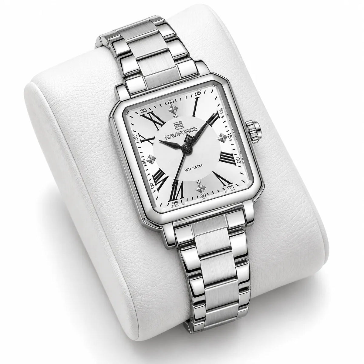 Montre Minoran NF5065 argentée à cadran blanc présentée sur un coussin blanc, bracelet à maillons visible