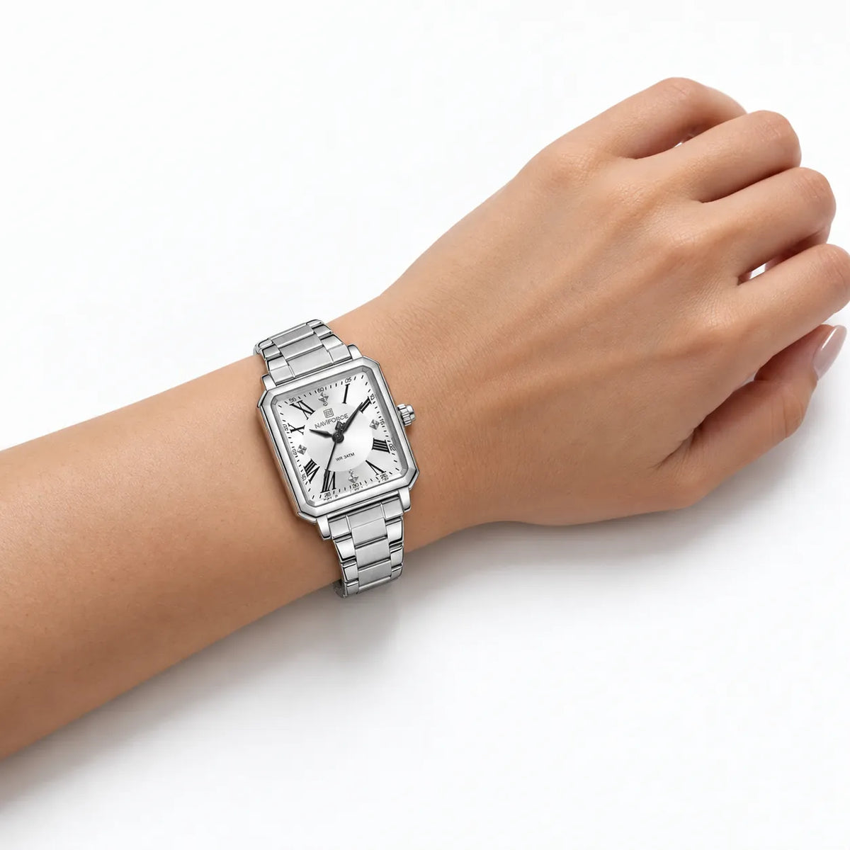 Montre Minoran NF5065 argentée à cadran blanc portée au poignet nu, main légèrement relevée