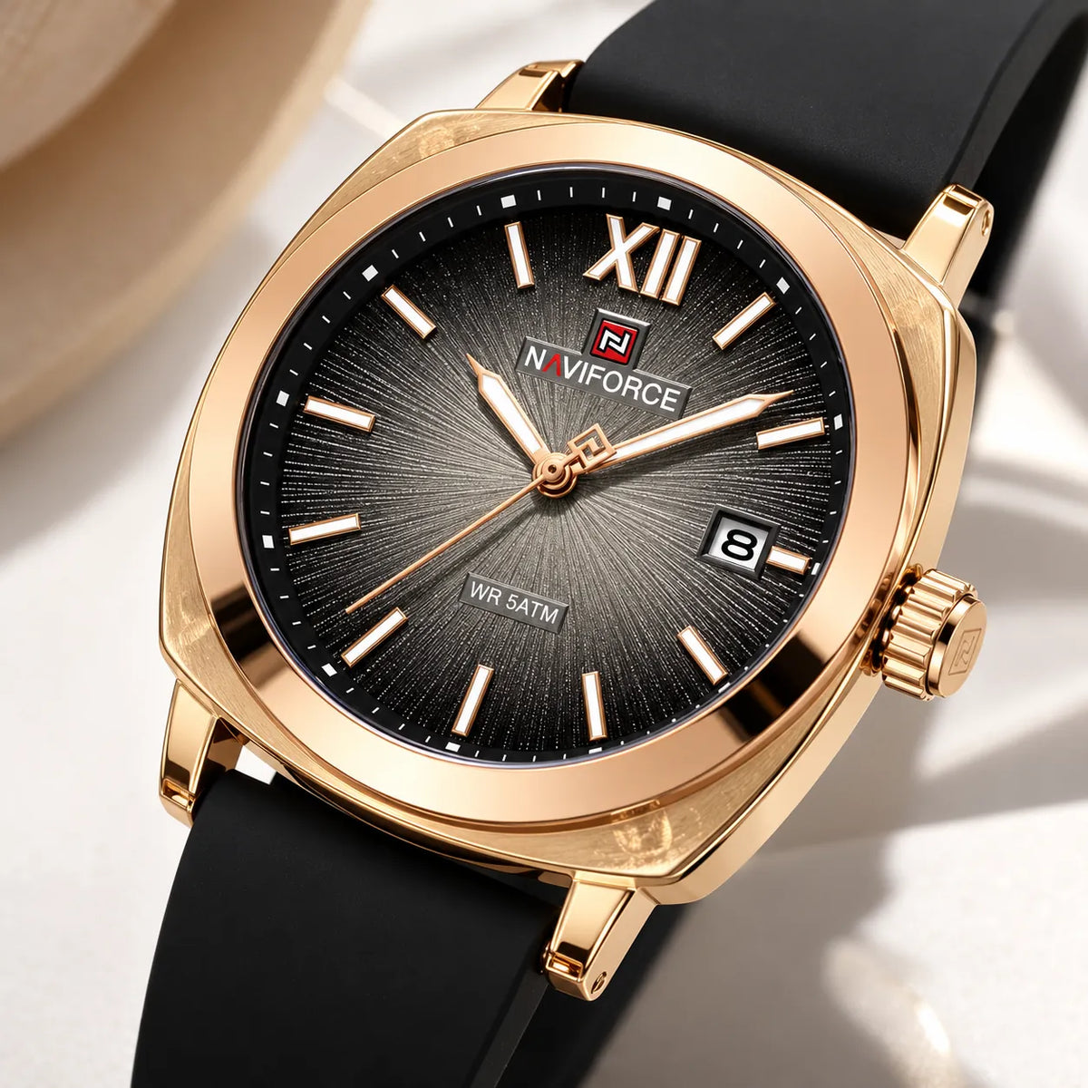 Montre femme Minoran NF6111, bracelet en silicone noir et cadran noir, gros plan du cadran et de la date