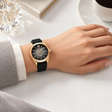 Montre femme Minoran NF6111, bracelet en silicone noir et cadran noir, portée au poignet