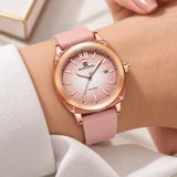 Montre femme Minoran NF6111, bracelet en silicone rose et cadran rose, détail au poignet